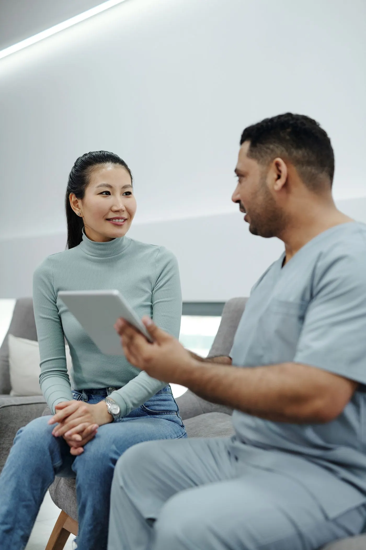 Profesional de la salud conversando con una paciente durante una consulta